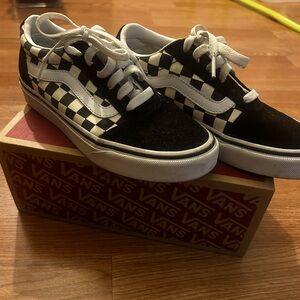 Size 5/5 black and white checkered low rise vans